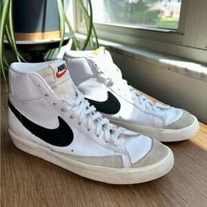NIKE Blazer Mid 77  M: 8.5 W:10